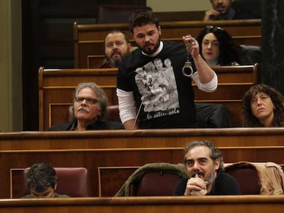 Rufián muestra unas esposas en el Congreso.