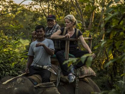 La veterinaria Deborah McCauley y el técnico Bishnu Lama, a lomos de un elefante en Chitwan.