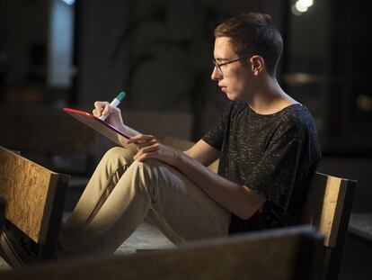 Àlex Sicart, de 17 años, en las oficinas de Codeworks, una escuela de codificación en Poble Nou (Barcelona). Aquí suele pasar mucho de su tiempo libre, tras el colegio, ideando aplicaciones tecnológicas.