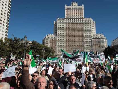 La sociedad extremeña protagoniza una manifestación en Madrid por "un tren digno ya".