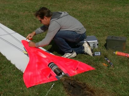 Niels Herbrich ajusta su nuevo jet de control remoto.
