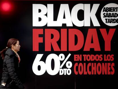 FOTO: Cartel del escaparate de una tienda en el que se anuncian grandes rebajas durante el Black Friday. / VÍDEO: Cinco consejos para el Black Friday.