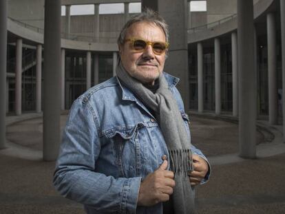 Oliviero Toscani en la sede de Fábrica, en Treviso, con la ampliación realizada por el arquitecto Tadao Ando como fondo.