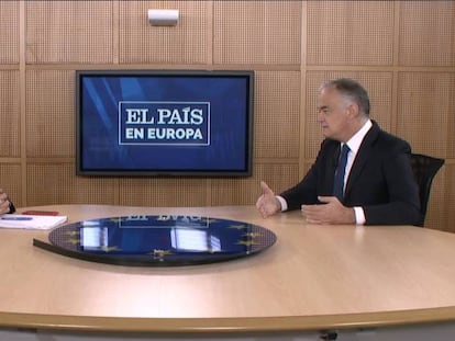 David Alandete, director adjunto de EL PAÍS, y el eurodiputado del PP, Esteban González Pons, durante la entrevista en el Parlamento Europeo.