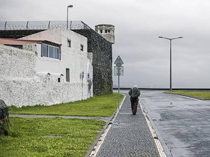 El muro de la cárcel de Ponta Delgada que saltó Quinzi, el único detenido por los hechos, antes de huir en moto. Después de la hazaña se reforzaron las paredes con alambre de espino, tal y como se aprecia en la imagen. Pincha en la imagen para ver el tráiler del documental.