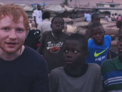 Ed Sheeran en un momento del spot benéfico de Comic Relief en Liberia.