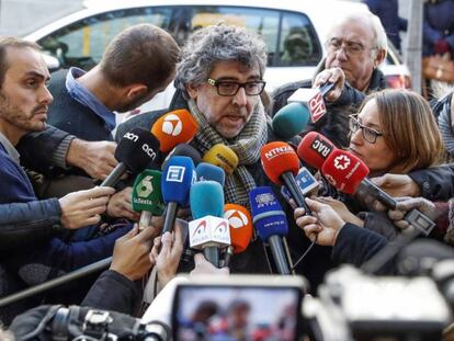 Jordi Pina, abogado de los exconsejeros de la Generalitat y Marina Roig, abogada de Jordi Cuixart, hacen declaraciones a los medios a las puertas del Tribunal Supremo.