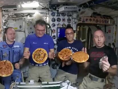 Noche de pizzas en el espacio