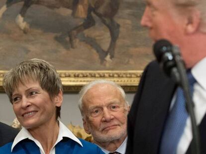 Los astronautas Peggy Whitson y Buzz Aldrin Former escuchan el anuncio de Trump ayer. En vídeo, los discursos de Kennedy y Trump anunciando el envío de astronautas a la Luna.