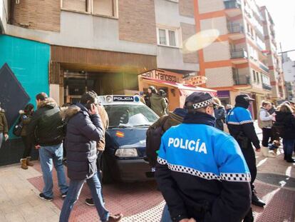 Efectivos policiales junto a la vivienda de los tres jugadores de la Arandina Club de Fútbol.