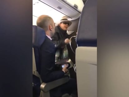 Una pasajera enloquece tras ser descubierta fumando en el baño de un avión.