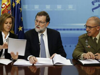 Mariano Rajoy, en el centro, con la ministra María Dolores de Cospedal y el jefe del Estado Mayor de la Defensa Fernando Alejandre, el pasado día 24 en una videoconferencia con las unidades españolas en misiones en el exterior.