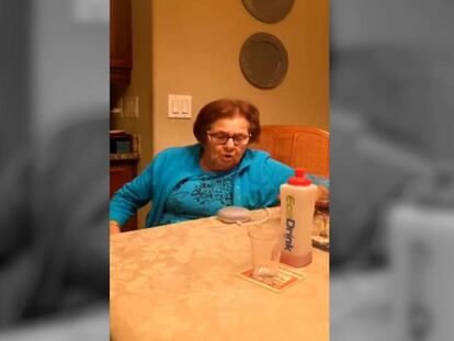 Maria Atkins intentando comunicarse con su nuevo Google Home.