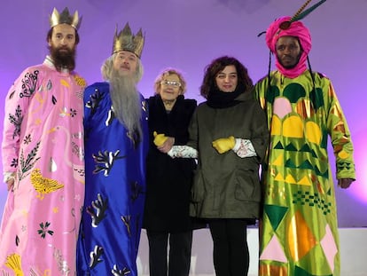 Los Reyes Magos junto a Manuela Carmena y Celia Mayer, en la cabalgata celebrada en Madrid la noche del 5 de enero de 2016.