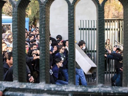 Estudiantes iraníes se enfrentan con la policía antidisturbios durante una protesta antigubernamental alrededor de la Universidad de Teherán el 30 de diciembre.