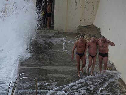 Algunos de los bañistas rescatados en la costa de Rijeka (Croacia).