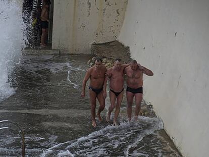 Algunos de los bañistas rescatados en la costa de Rijeka (Croacia).