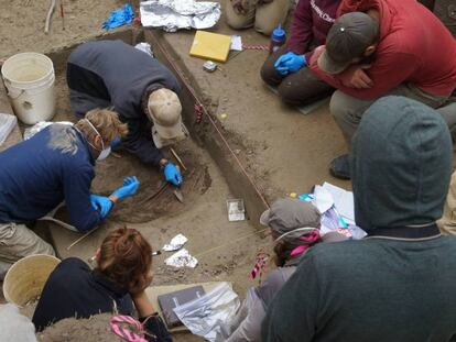 Hallazgo de los restos de las dos niñas en el yacimiento de Upward Sun River, en Alaska.