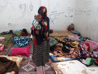 Una mujer y un bebé, en la ciudad libia de Benghazi, antes der repatriada a su país a principios de enero.