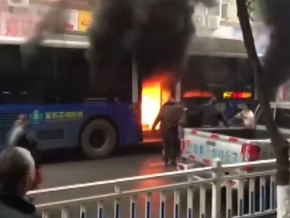 El autobús comenzó a hacer y aún no se conocen las causas del incendio.