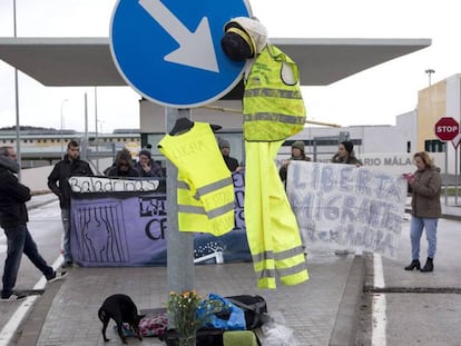 Miembros de la Plataforma Ciudadana contra el Centro de Internamiento de Extranjeros (CIE) de Archidona, se manifiestan frente a las instalaciones tras la muerte de Bouderbala.