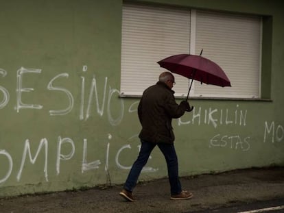 Pintadas en la fachada de la vivienda del presunto asesino José Enrique Abuin "El chicle".