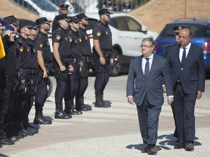 Zoido, a su llegada el 2 de octubre al acto de imposición de medallas policiales con motivo de la festividad de los Ángeles Custodios, patrón de la Policía Nacional, en Sevilla.