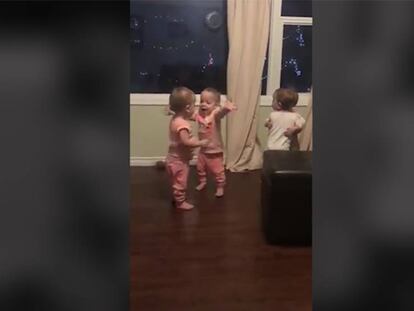 Estas cuatro pequeñas hermanas no pueden parar de abrazarse