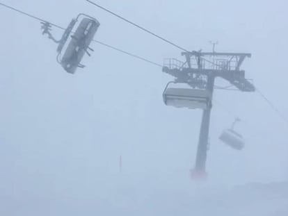 La tormenta Eleanor balancea el teleférico de la estación de esquí Silvretta Montafon, en Austria.