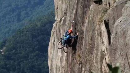 El escalador chino que sigue subiendo montañas en silla de ruedas