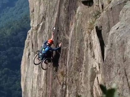 El escalador chino que sigue subiendo montañas en silla de ruedas
