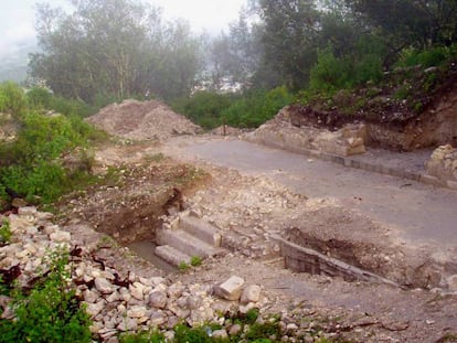 Margen norte de la Plaza Grande de Teposcolula. Bajo su base se ha encontrado un cementario con muertos por cocoliztli.