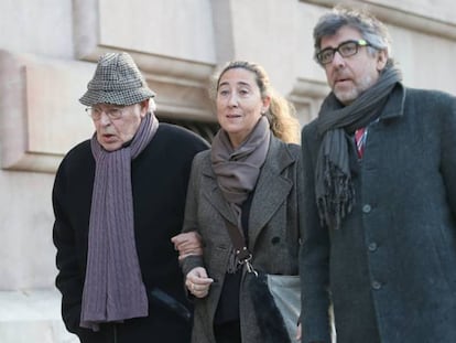 Jordi Montull, con sombrero, su hija Gemma Montull y el abogado llegan al TSJC para escuchar la sentencia.