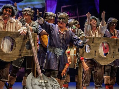 La chirigota "La familia Verdurgo" durante su actuación en el Gran Teatro Falla de Cádiz.