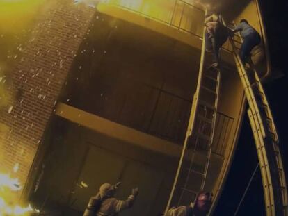Fotograma del vídeo en el que la bombero pide al padre que lance a su hija desde el tercer piso del bloque.