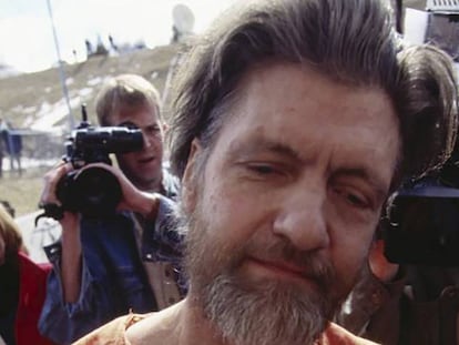 Oficiales de policía trasladan a Theodore Kaczynski, Unabomber, al juzgado, en 1996.