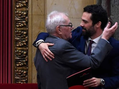 Ernest Maragall, presidente de la mesa de edad, felicita a Roger Torrent, nuevo presidente del Parlament.