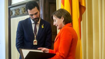 Roger Torrent habla con su predecesora en el Parlament, Carme Forcadell, al finalizar el pleno de constitución que ha dado inicio a la XII legislatura. En vídeo, declaraciones de Roger Torrent.