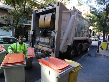 Trabajadores del servicio de basura de Madrid recogen los residuos en una calle de la capital española.