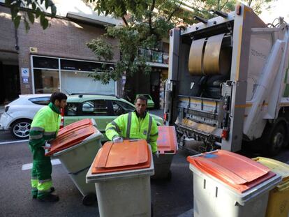 Trabajadores del servicio de basura de Madrid recogen los residuos en una calle de la capital española.