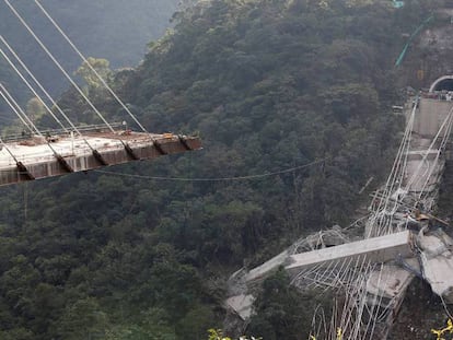 El puente que iba a unir Bogotá con Villavicencio después de desplomarse.