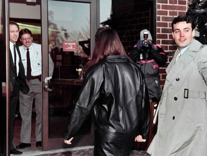 El exmarine John Wayne Bobbitt a su llegada al juzgado en 1994. El juico que protagonizó junto a su pareja, Lorena Bobbitt, fue seguida al detalle. Fue la primera vez en su historia que el 'New York Times' utilizó la palabra "pene" en su portada.