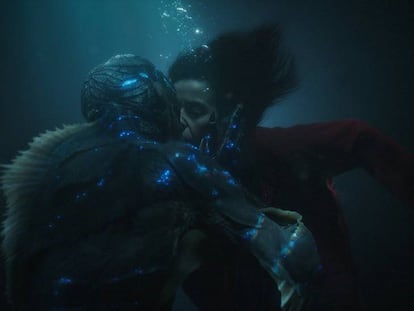 Los actores Doug Jones y Sally Hawkins, en una escena de la película 'La forma del agua', nominada a 13 premios Oscar. / Tráiler de film.