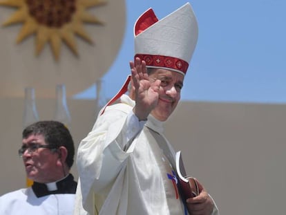 El obispo Juan Barros saluda a los congregados durante una misa multitudinaria oficiada por el papa Francisco en Lobito Campos. Iquique. Chile.