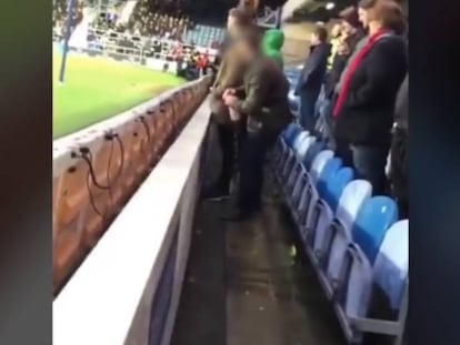 Orina en la botella del portero rival y la deja detrás de la portería