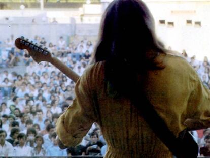 Rosendo Mercado, al frente de Leño, actuando en el Parque de Atracciones de Madrid en 1979. En vídeo, algunas de las canciones que se grabaron para la discográfica Chapa.