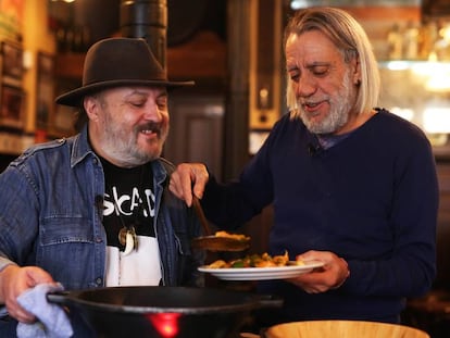 Sacha y Pastor, en plena elaboración de las migas en una tradicional tasca madrileña.