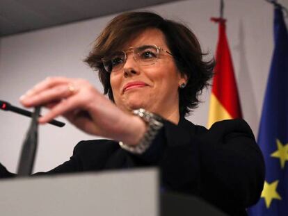 La vicepresidenta del Gobierno, Soraya Sáenz de Santamaría, poco antes de anunciar el jueves que el Ejecutivo recurriría ante el Tribunal Constitucional la investidura de Puigdemont.