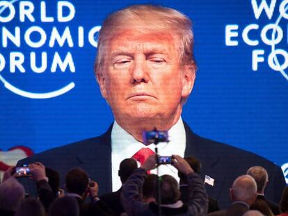 Los asistentes siguen por una pantalla gigante el discurso del presidente de EE UU, Donald Trump, en el Foro Económico Mundial de Davos (Suiza) PHOTO : EFE / VÍDEO: REUTERS-QUALITY