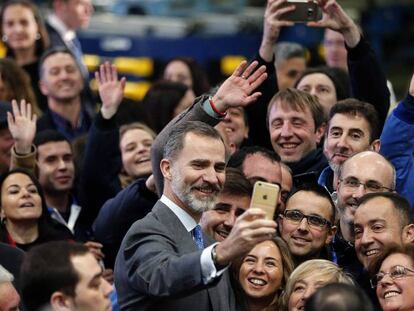 Felipe VI durante el recorrido por las instalaciones de Central Lechera Asturiana.